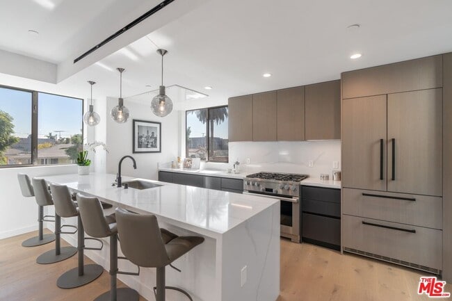 Building Photo - 857 N Detroit St