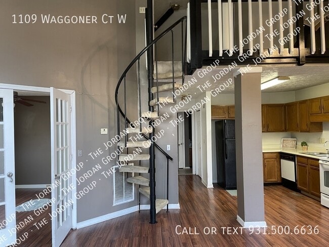 Photo - 1109 Waggoner Ct W