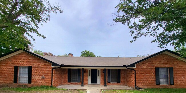 Building Photo - Charming Duplex Rental