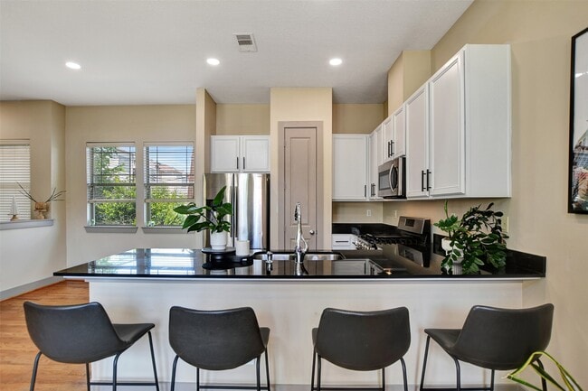 Photo - 837 W 25th St