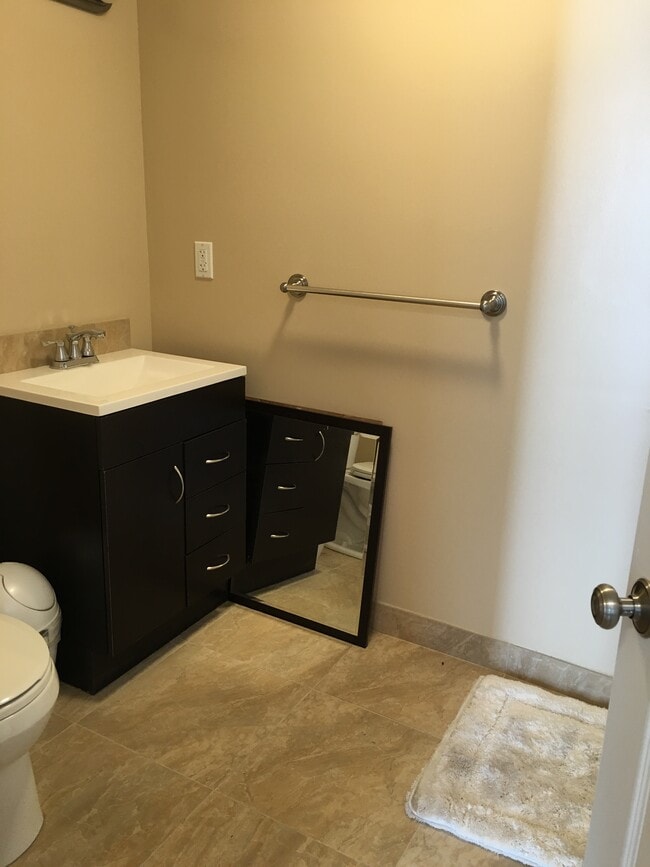 Baño con ducha a ras de suelo. - 8119 Loyola Blvd Unidad 1A