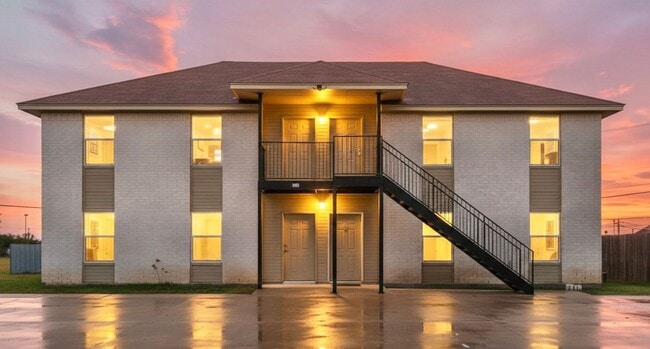 Building Photo - AVAILABLE NOW! Pets Allowed!