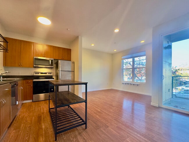 Building Photo - 1121 40th St Unit 1204