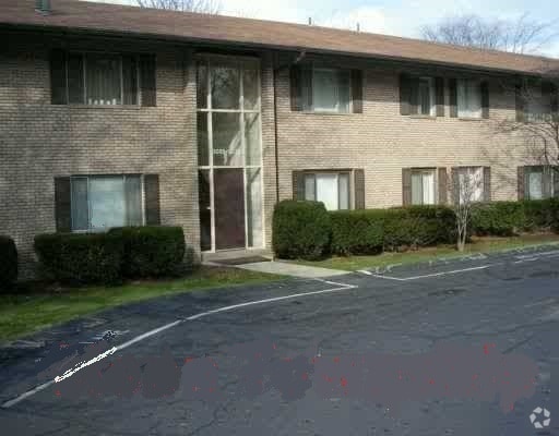Building Photo - 2029 Sanlin Dr Unit Twin Oaks Manor Rental
