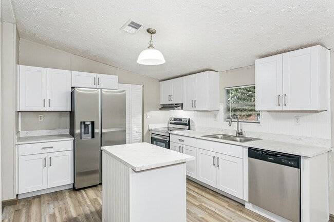 Photo - 223 Ajax Dr NW