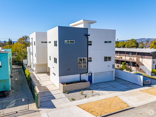 Building Photo - 2811 S Cloverdale Ave Rental