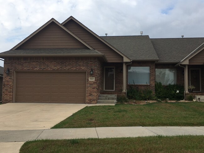 Building Photo - 2024 N Springbrook St