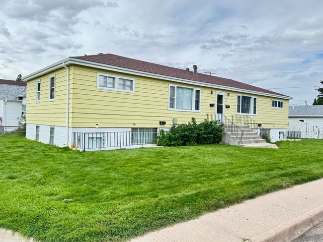 Building Photo - 1 BEDROOM, 1 BATHROOM, GARDEN LEVEL APARTM... Rental