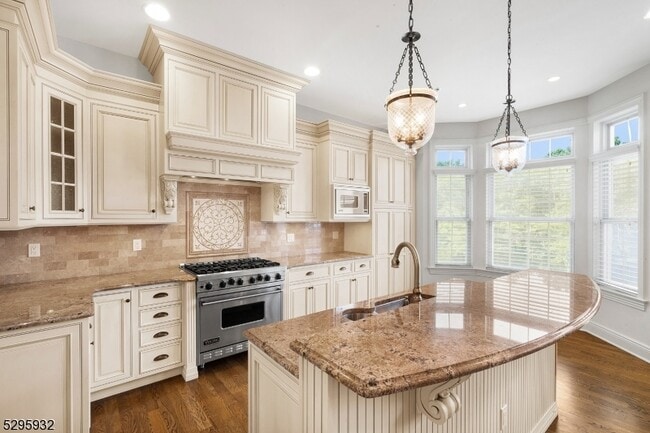 Photo - 12 Howland Ter