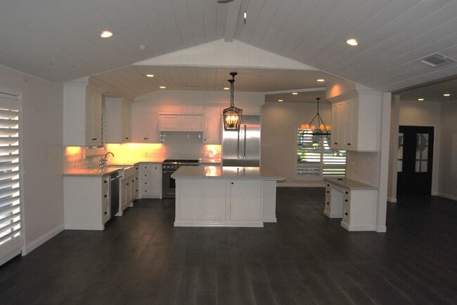 7112 Darrin Ave