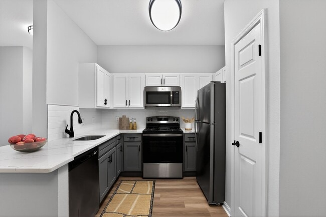 Mejora tu estilo de vida en Eagle Rock Apartments en Fishkill, donde el diseño moderno se une a la funcionalidad en nuestras elegantes cocinas. Disfruta de amplios espacios y electrodomésticos de primera calidad que harán que cocinar sea un placer. ¡Agenda tu visita hoy mismo! - Eagle Rock Apartments at Fishkill