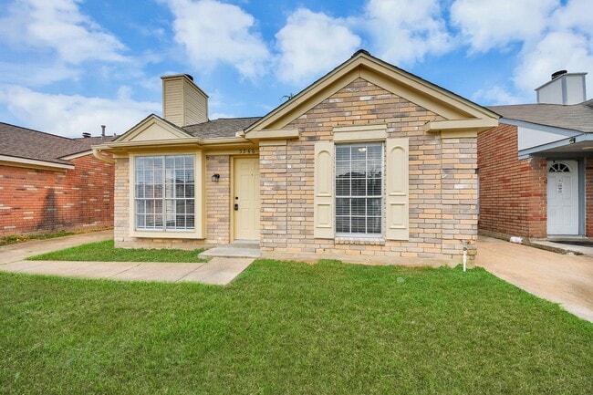 Building Photo - 5546 Santrey Dr
