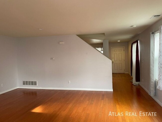 Photo - 843 Mockingbird St