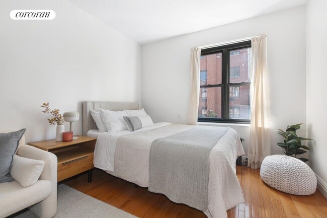 Photo - 312-320 W 23 St
