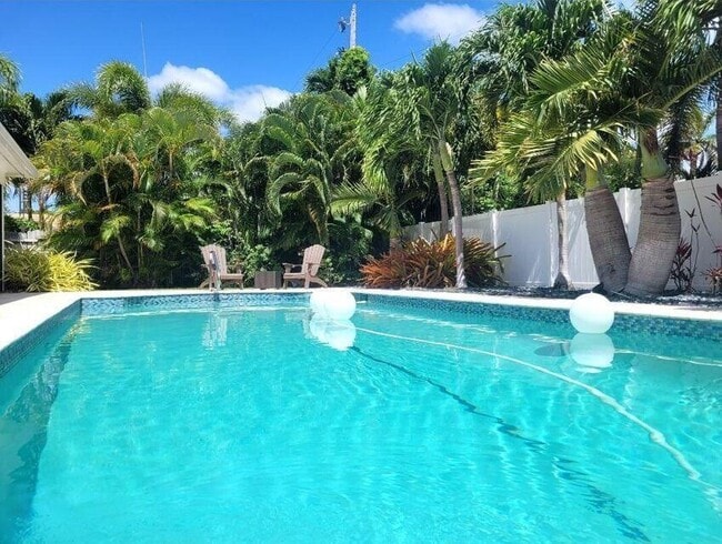 Building Photo - 1150 Emerald Ln