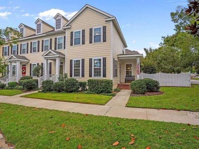 Three Bedroom Townhome in Southwood - Three Bedroom Townhome in Southwood