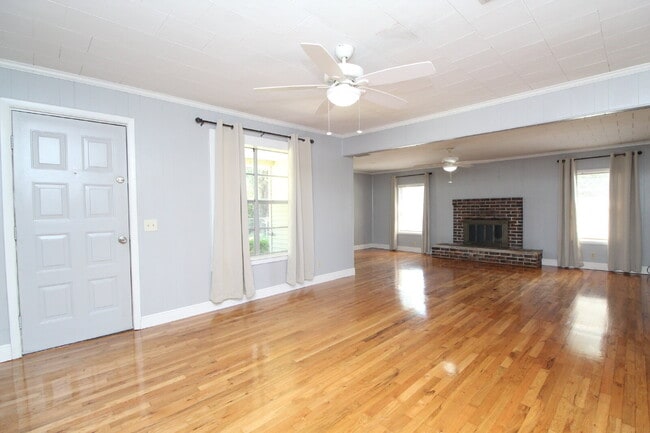 Photo - Molino Cottage with Hardwood Floors, Sunro...