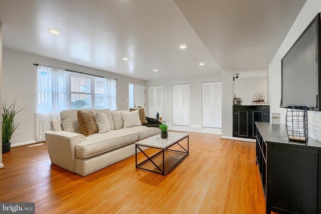 Photo - 3645 Glengyle Ave Unit 3F