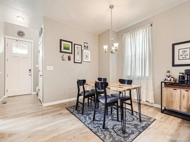 Photo - 723 Quatar St