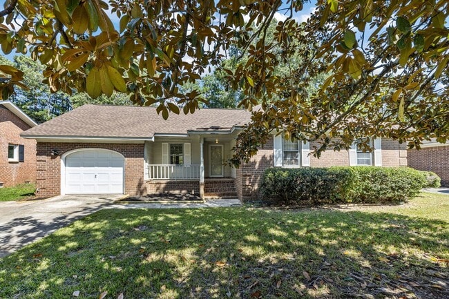 Building Photo - Charming Rental in Central Location