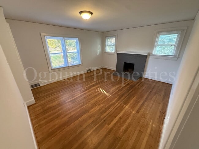 Photo - 2046 Queen St