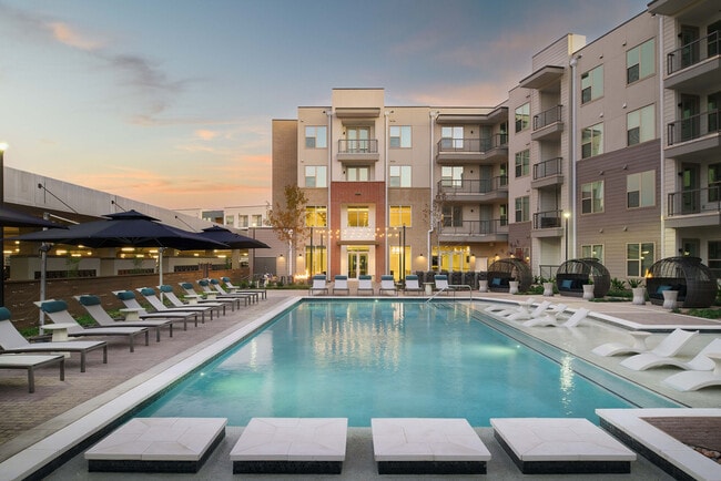 Building Photo - Caroline Eastside