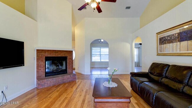 Photo - 816 W 8th St Cir