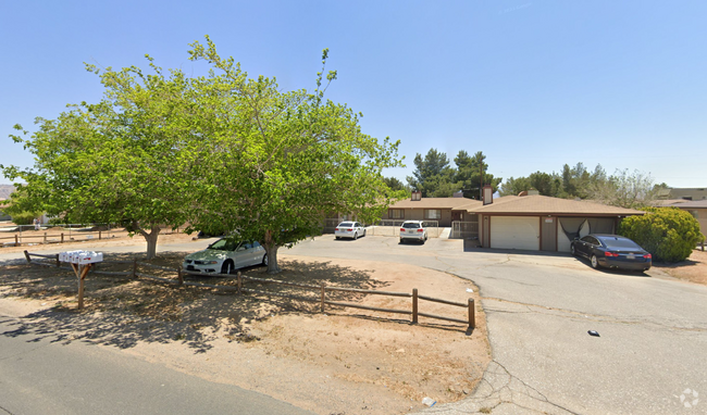 Building Photo - 2 Bedroom 1 Bathroom Apartment with 1 Car ...