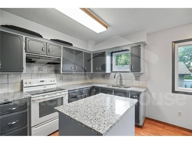 Photo - 1360 Adams St S