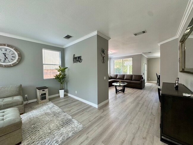 Vista de las zonas de estar desde la puerta principal. - 16224 Chadwick Ct