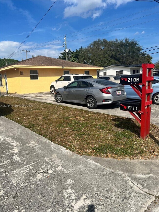 2111 NW 100th St Unidad B