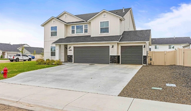 Building Photo - 4 Bed 2.5 bath with a 3 car garage