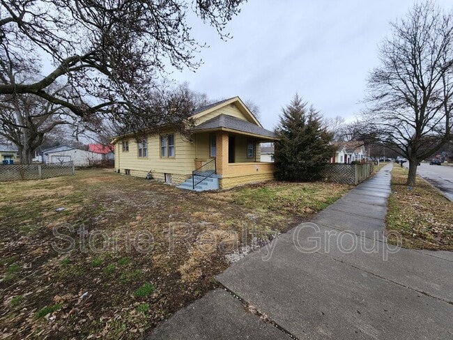 Building Photo - 1700 Blaine Ave