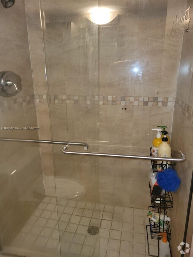 Building Photo - 20350 W Country Club Dr Unit PH8-4 Rental