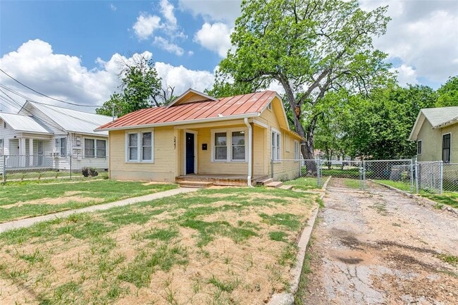 Building Photo - 2447 E Houston St Rental