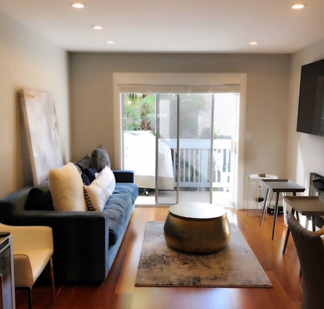 Building Photo - Gorgeous Updated 2 Bedroom, 2 bath condo For Rent in Pleasanton.