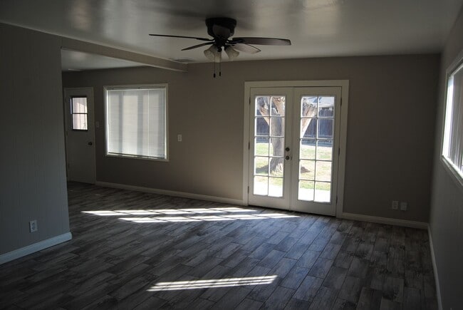 Photo - 2304 Elaine St