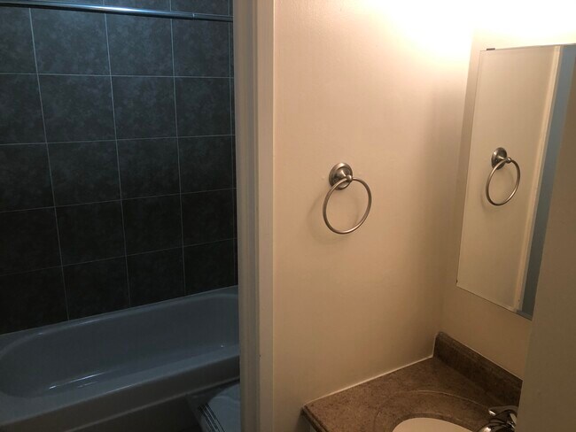 nice full bath - 11308 E Mission Ave Unit 21