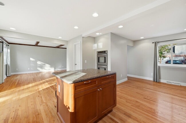 Photo - 5595 Birdview Heights