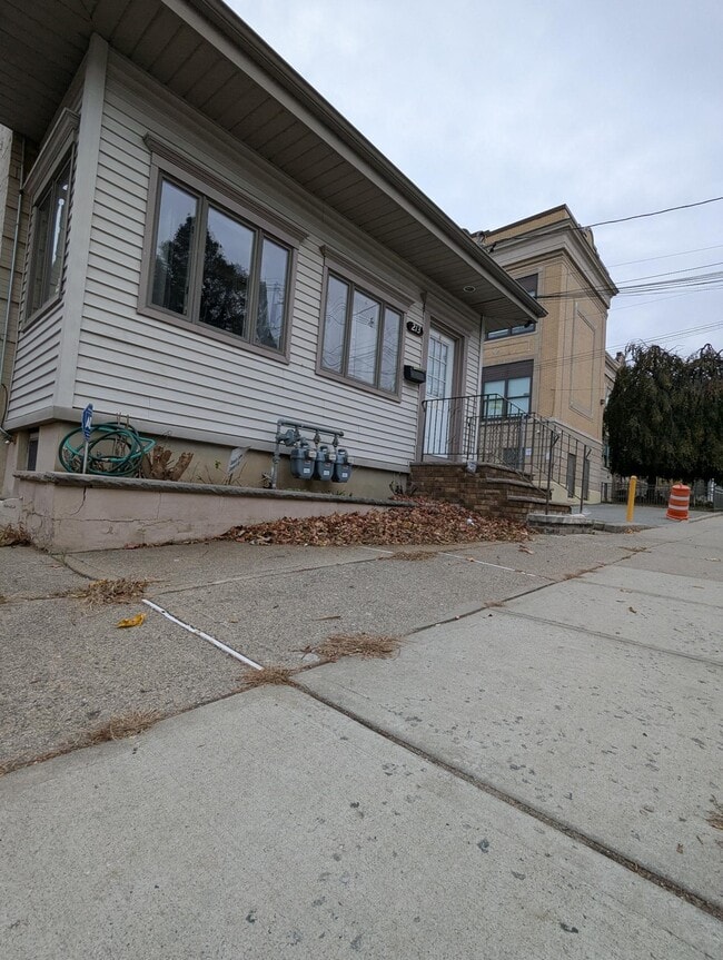 Building Photo - 213 Lincoln Pl Unit 3