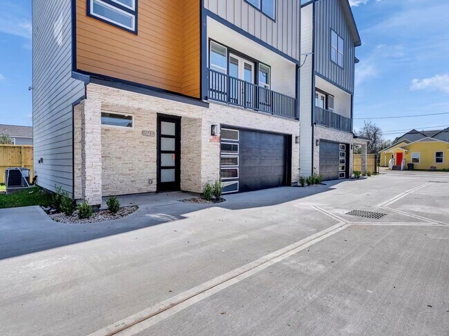 Photo - 2709 Berry St