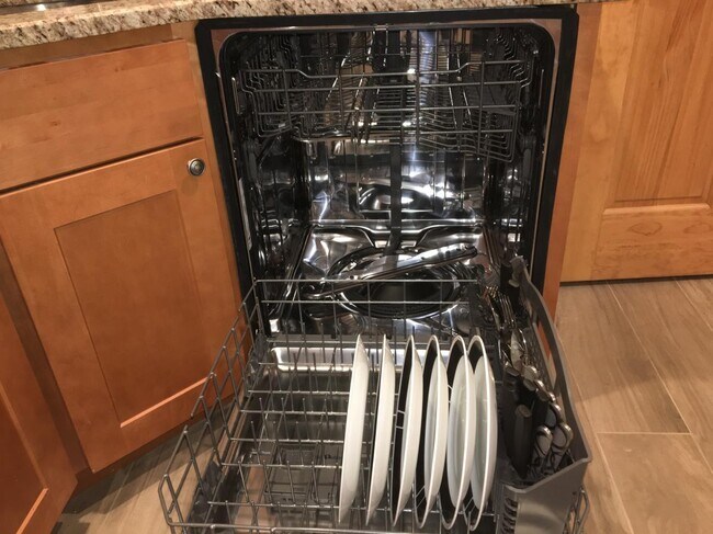 Dishwasher - 10 Brookings St. Unit Alcove
