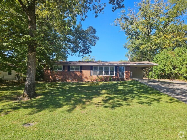 Building Photo - 3 Bedroom, 2 Bath brick home.