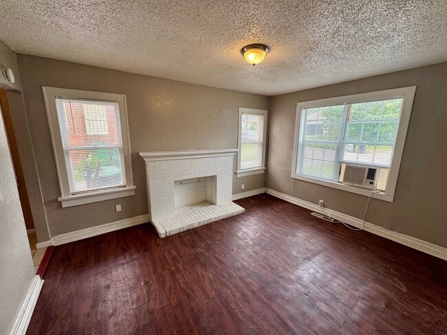 Building Photo - Cozy 1BR in the Heart of OKC – Walk to Plaza District Unit B