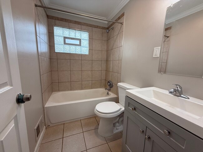 Photo - 14310 Hobart Ave