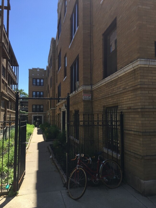 Photo - 837-835 W Cornelia Ave Condo