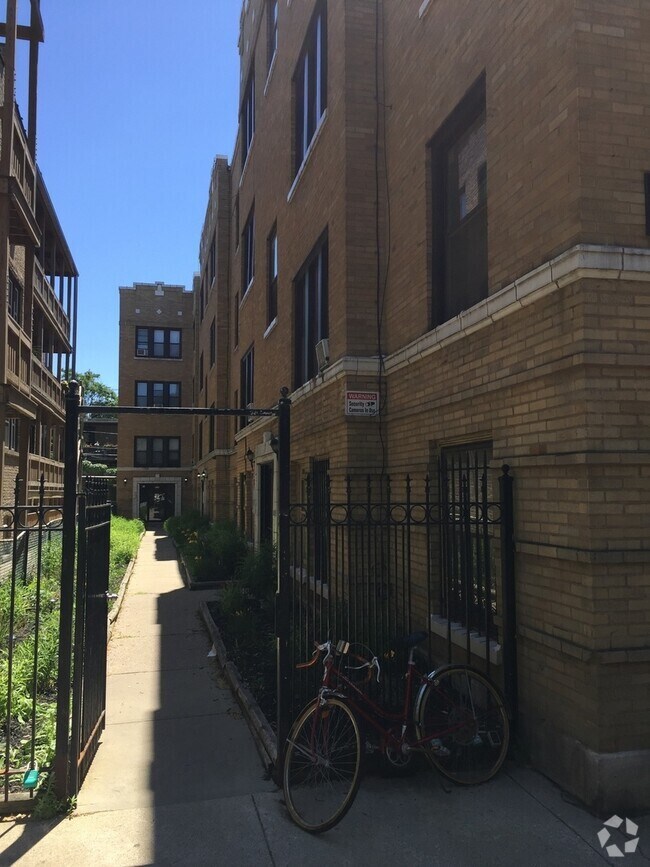 Building Photo - 837-835 W Cornelia Ave Rental