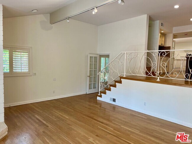 1586 Palisades Dr