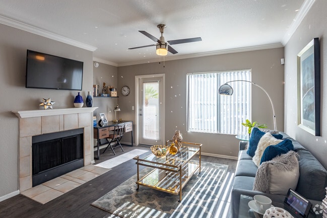 2BR, 2BA - 1051 SF