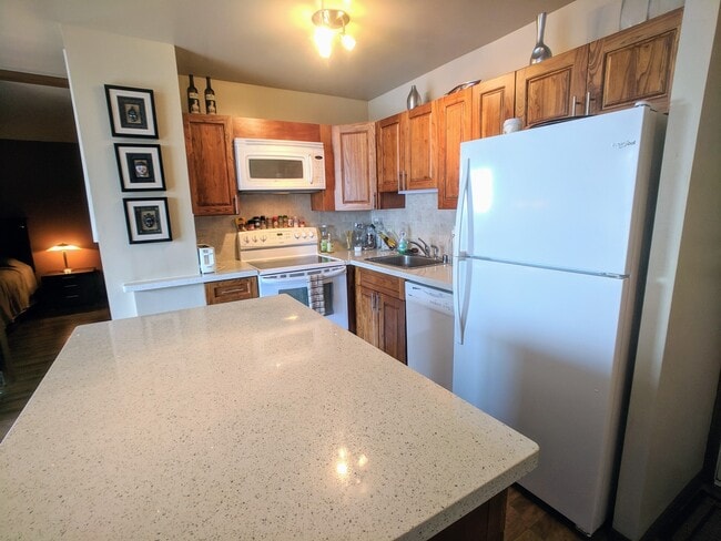 Photo - PAVILION AT WAIKIKI FULLY FURNISHED 1BD/1BA/1PK CENTRAL AC Unidad 1402